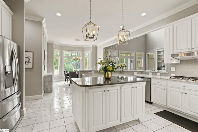 312 Stonebrook Farm Way, Greenville, SC 29615 - kitchen with an inviting chandelier, baseboards, under cabinet range hood, backsplash, and stainless steel appliances