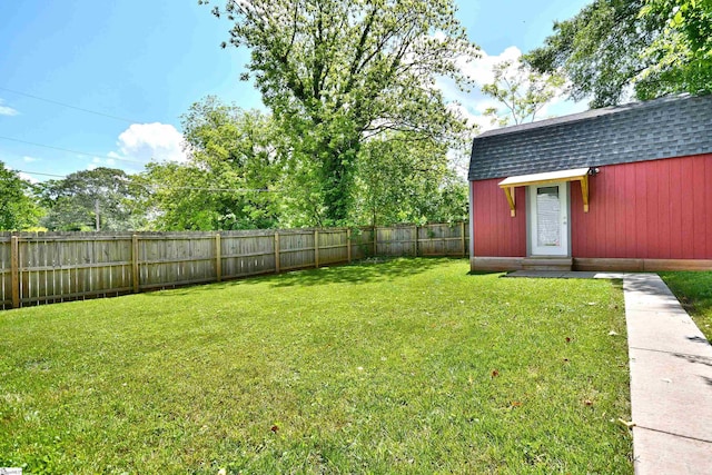 view of yard featuring a fenced backyard and an outdoor structure