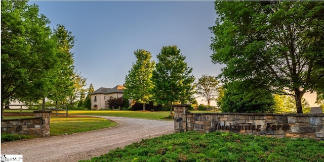 view of property's community featuring a lawn