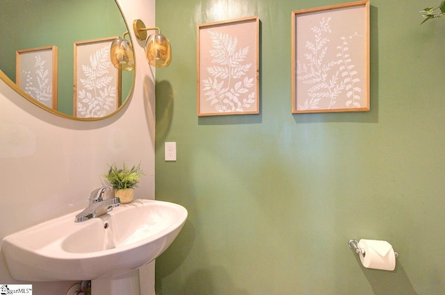 bathroom featuring a sink