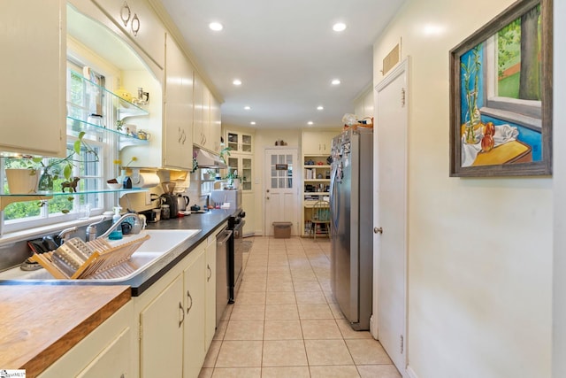 kitchen with visible vents, a sink, stainless steel appliances, recessed lighting, and light tile patterned flooring