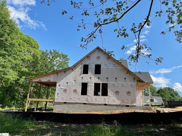 view of home's exterior with crawl space
