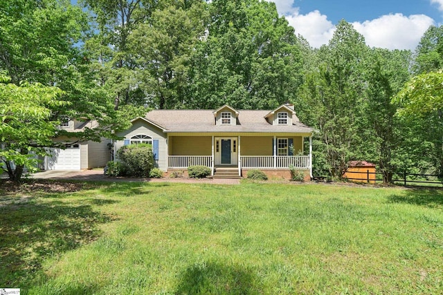 view of front facade featuring covered porch, a garage, fence, and a front yard