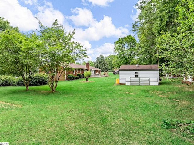 view of yard featuring an outdoor structure