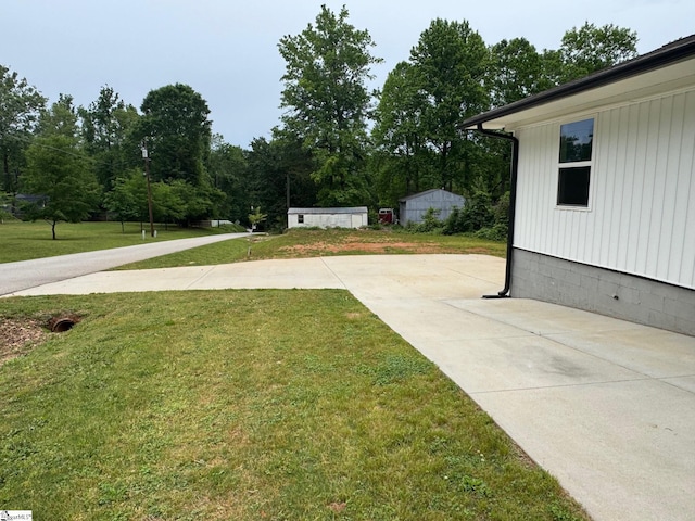 view of yard featuring a patio