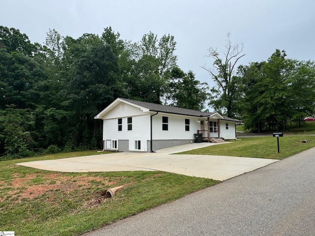 ranch-style home featuring driveway and a front lawn