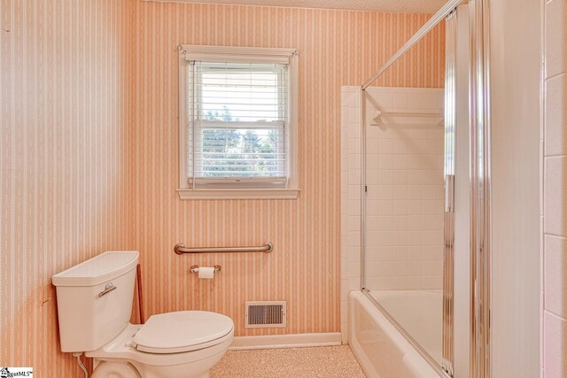 full bath featuring wallpapered walls, toilet, and visible vents