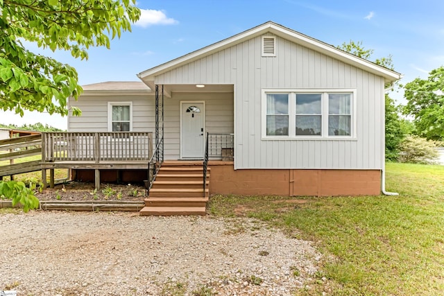 view of front of property with a front lawn