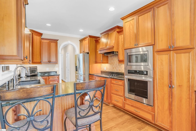 111 Tinsley Ct, Greenville, SC 29615 - kitchen featuring stainless steel appliances, a sink, a peninsula, ornamental molding, and recessed lighting