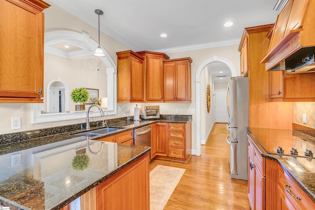 111 Tinsley Ct, Greenville, SC 29615 - kitchen featuring arched walkways, stainless steel appliances, a sink, crown molding, and light wood-type flooring