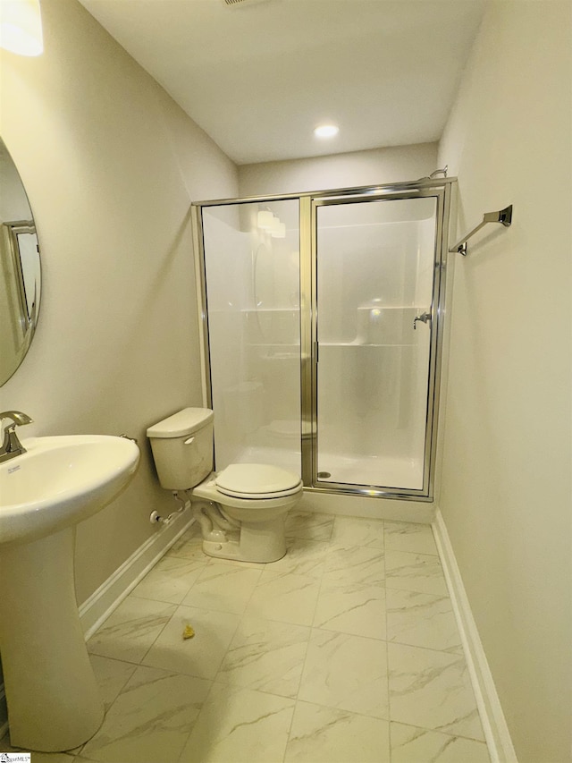 bathroom featuring baseboards, marble finish flooring, toilet, a stall shower, and recessed lighting