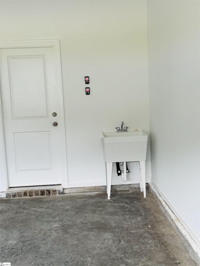 laundry room featuring baseboards