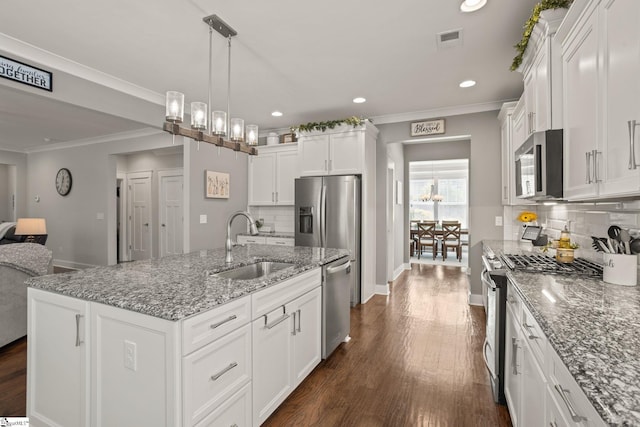 916 Lockhurst Dr, Simpsonville, SC 29681 - kitchen featuring stainless steel appliances, a sink, ornamental molding, decorative backsplash, and recessed lighting