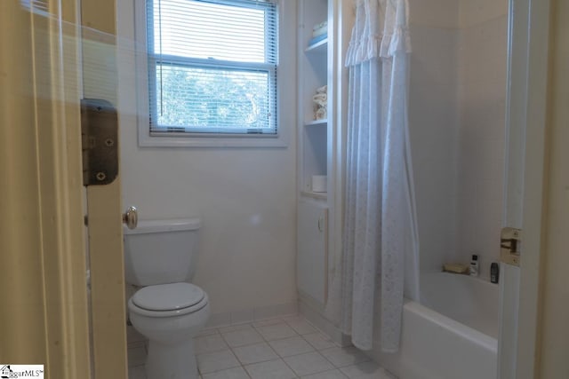 full bath featuring tile patterned flooring, toilet, shower / bath combination with curtain, and baseboards