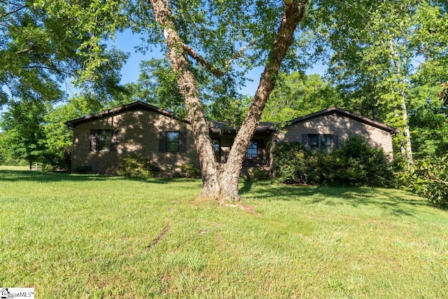 view of front of home featuring a front yard