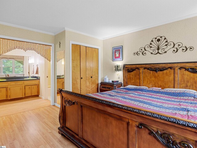 132 Rosecrest Rd, Spartanburg, SC 29303 - bedroom with light wood-type flooring, a closet, ornamental molding, and ensuite bathroom