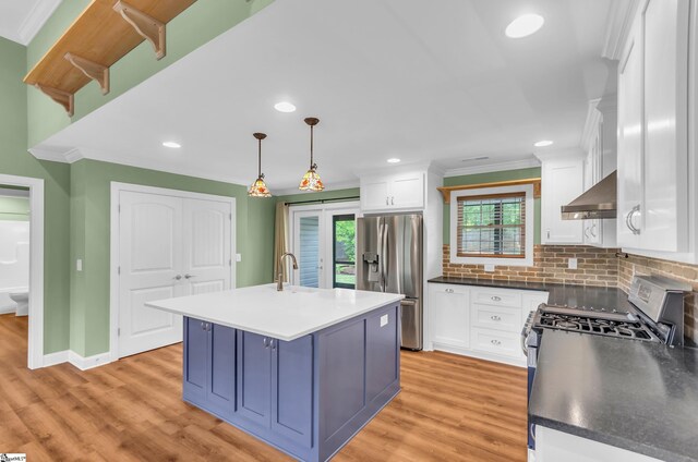 130 Windjammer Way, Anderson, SC 29626 - kitchen featuring stainless steel appliances, crown molding, white cabinets, light wood-type flooring, and decorative backsplash