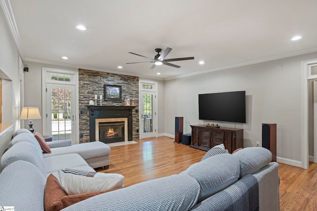 living area with light wood-type flooring, ceiling fan, crown molding, recessed lighting, and baseboards