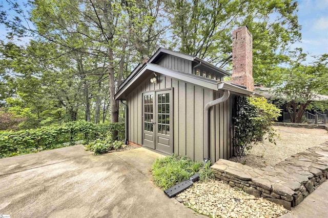 view of outdoor structure featuring an outbuilding