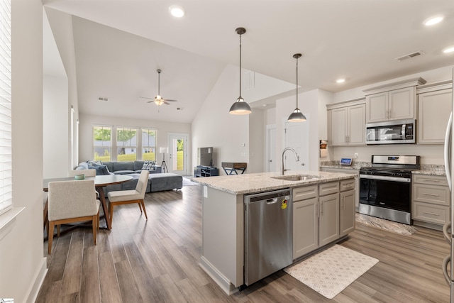 201 Rosecroft Dr, Easley, SC 29642 - kitchen with appliances with stainless steel finishes, a sink, gray cabinets, ceiling fan, and an island with sink