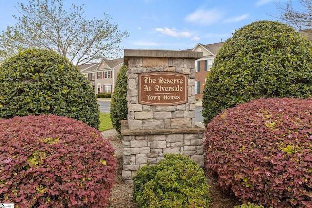 view of community / neighborhood sign