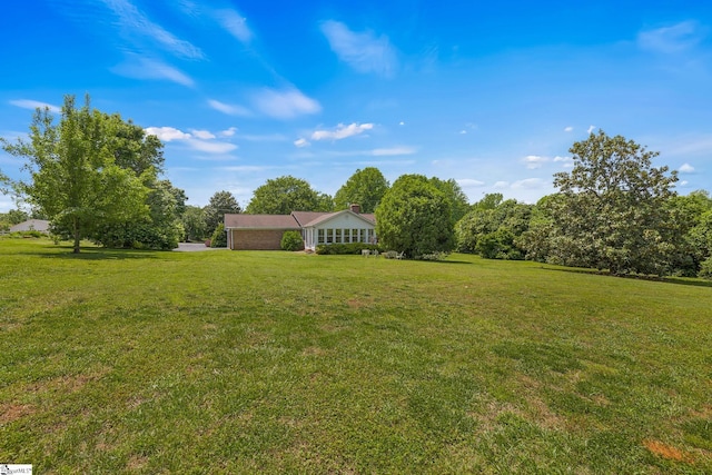 view of green lawn