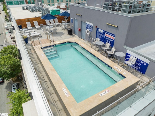 view of swimming pool