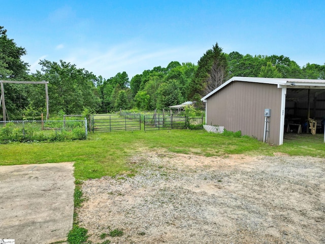 view of yard featuring an outbuilding