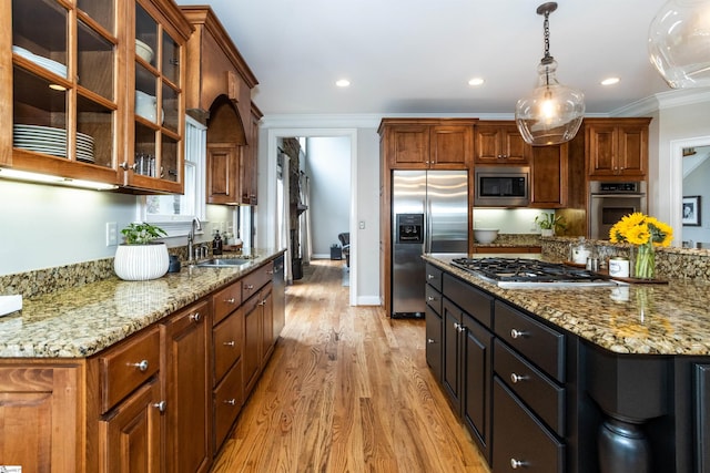 5 Marlis Ct, Greer, SC 29650 - kitchen featuring appliances with stainless steel finishes, a sink, light wood-style floors, crown molding, and hanging light fixtures