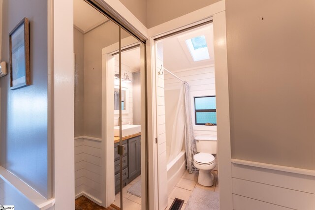 1230 Melton Rd Unit # 16, West Union, SC 29696 - full bath featuring a skylight, shower / bath combination with curtain, vanity, toilet, and tile patterned flooring