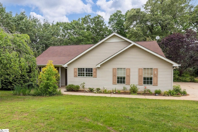 single story home featuring a front lawn