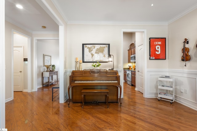 208 Medoc Ln, Moore, SC 29369 - hallway with crown molding and wood finished floors