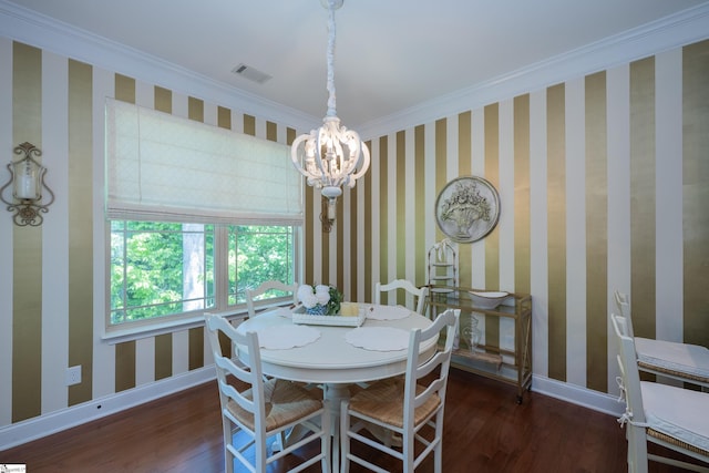 dining room with wood finished floors, a chandelier, ornamental molding, and baseboards