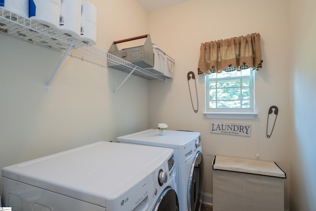 laundry room with independent washer and dryer and baseboards