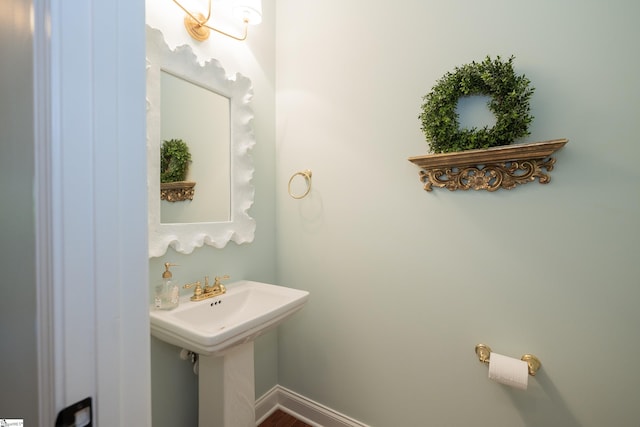 bathroom with baseboards