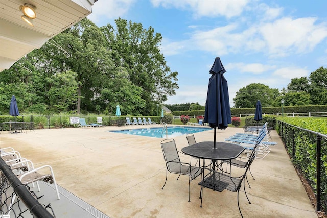 26 Willow Oak Ct, Simpsonville, SC 29681 - community pool with fence and a patio