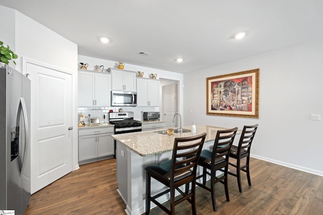 51 Oak Edge Ln, Greer, SC 29651 - kitchen with stainless steel appliances, a sink, dark wood-type flooring, tasteful backsplash, and recessed lighting