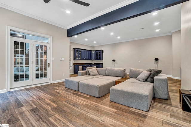 living area featuring wood finished floors, ornamental molding, a ceiling fan, baseboards, and recessed lighting