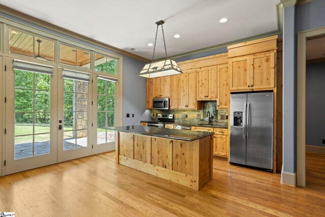 160 Mountain Brook Trl, Greenville, SC 29609 - kitchen with appliances with stainless steel finishes, backsplash, a sink, a center island, and light wood-style flooring