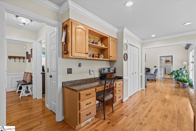 office space with built in desk, light wood-style flooring, crown molding, and recessed lighting