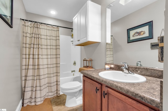 full bath with shower / tub combo, toilet, and vanity
