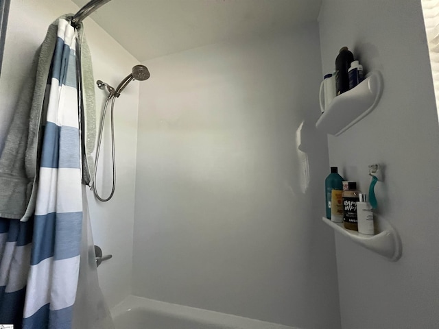 bathroom featuring a shower with shower curtain