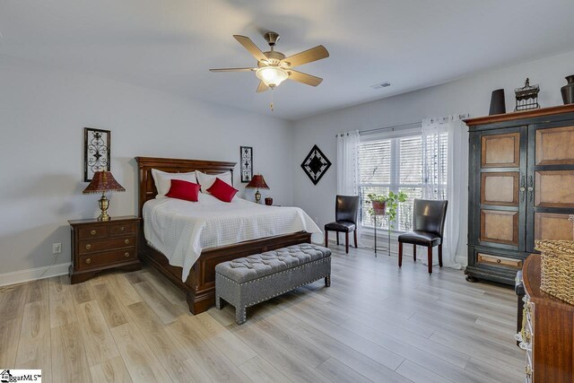 bedroom featuring light wood-style floors, baseboards, and a ceiling fan