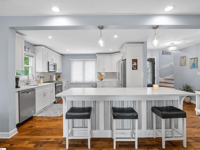 702 Lakewinds Blvd, Inman, SC 29349 - kitchen featuring stainless steel appliances, a sink, a breakfast bar, light countertops, and recessed lighting