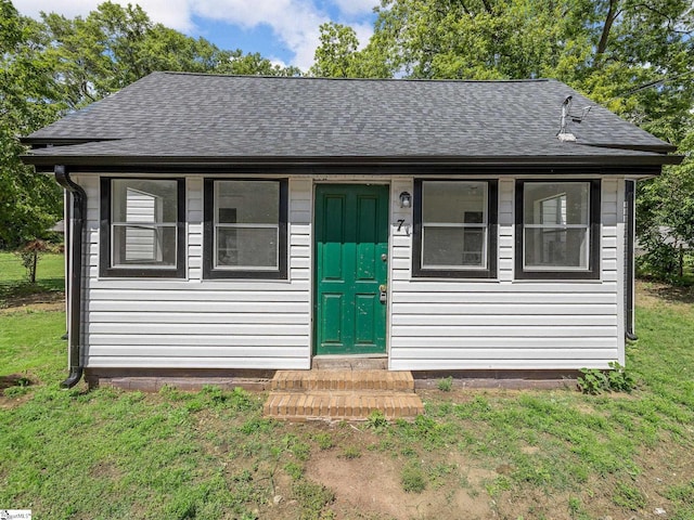 7 Williams St, Spartanburg, SC 29301 - bungalow-style house featuring roof with shingles and a front lawn