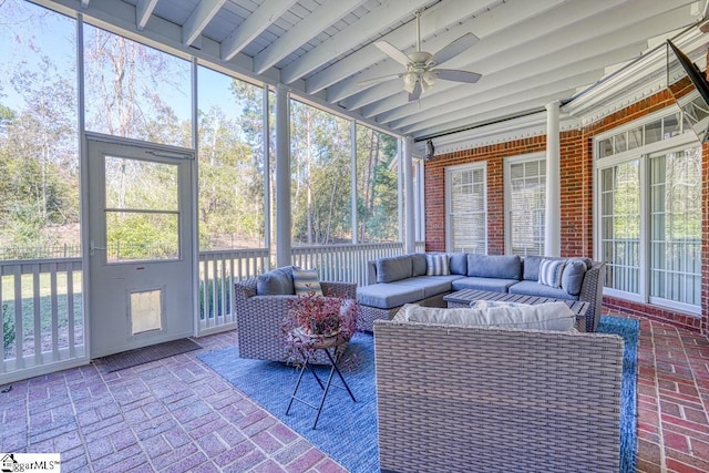 sunroom / solarium featuring outdoor lounge area and a ceiling fan