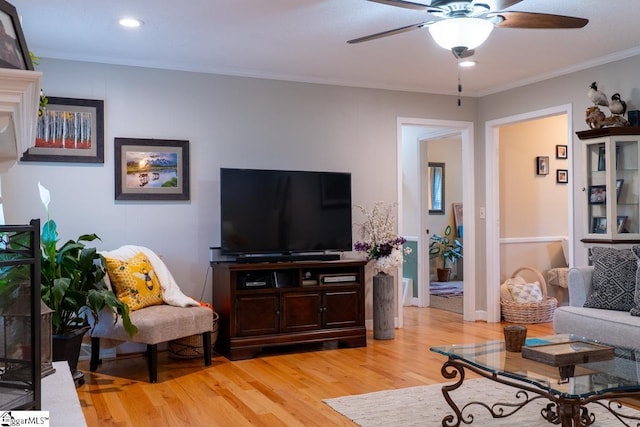 living area with light wood-style flooring, ceiling fan, recessed lighting, and crown molding