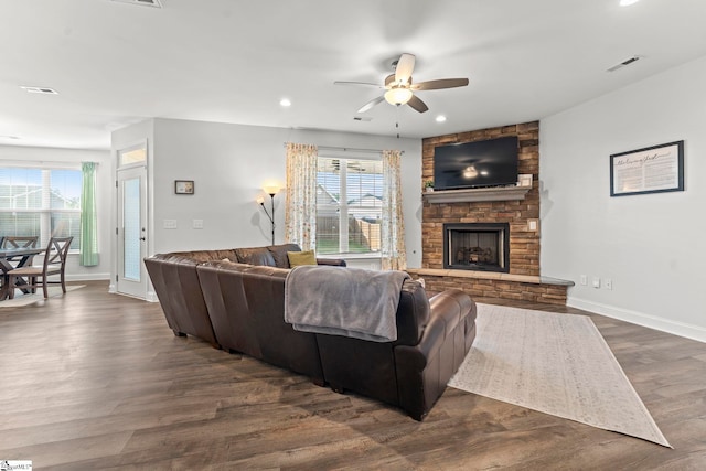 living area with ceiling fan, healthy amount of natural light, baseboards, and recessed lighting
