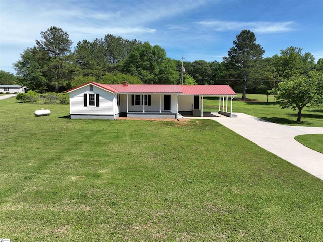 view of front facade featuring covered porch, an attached carport, driveway, and a front yard