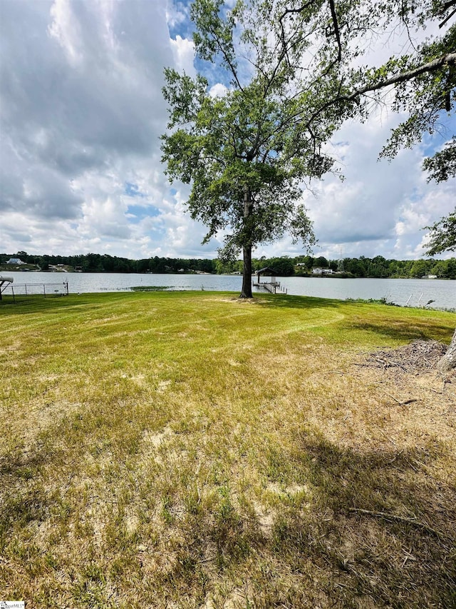 view of grassy yard featuring a water view